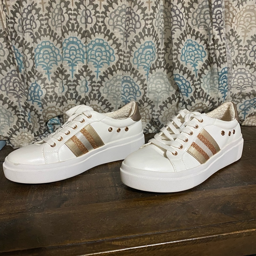 Yellowbox sneakers white with metallic - size 9